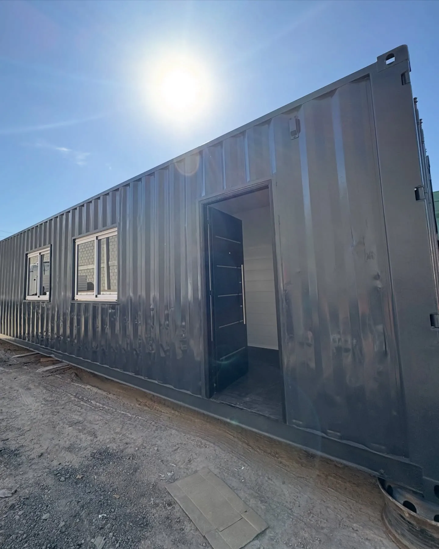 Contenedor de 40 pies acondicionado por Signo Containers, con puerta y ventanas